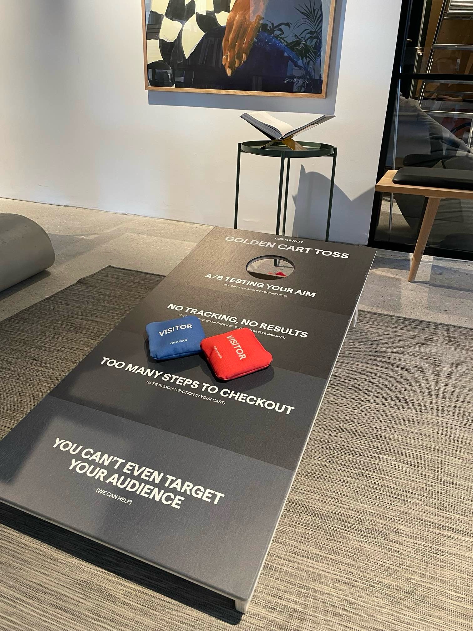 Gasten die cornhole spelen bij een evenement